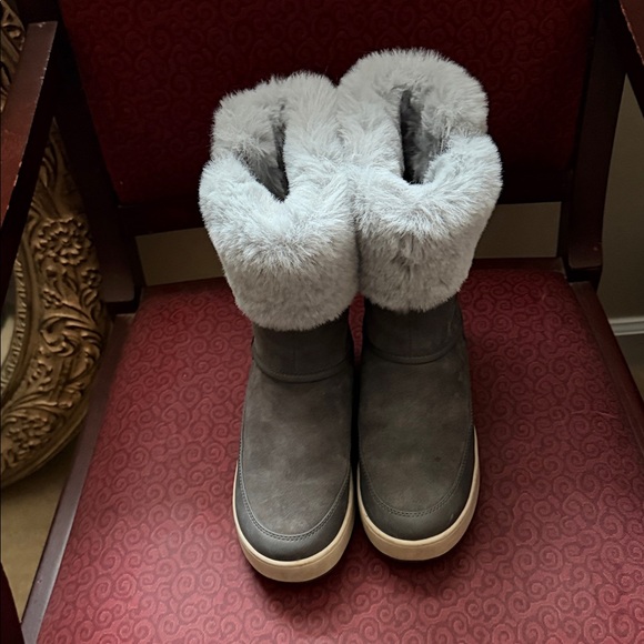 Koolaburra Shoes - Koolaburra Gray Winter Boots with Faux Fur by Uggs size 6 zipper style